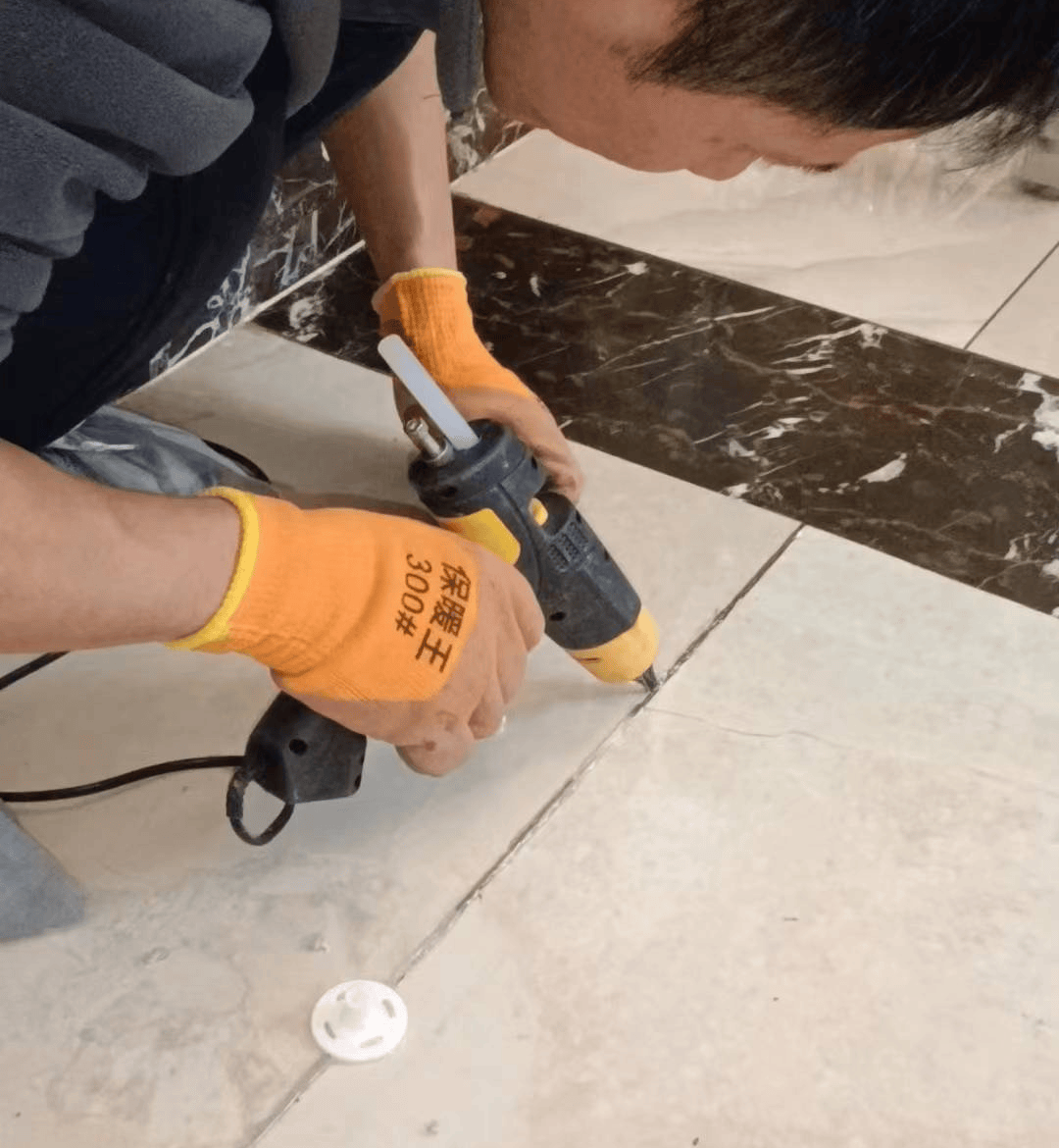 墙砖翘起来了怎么回事啊(墙砖翘起来了怎么回事啊图片)