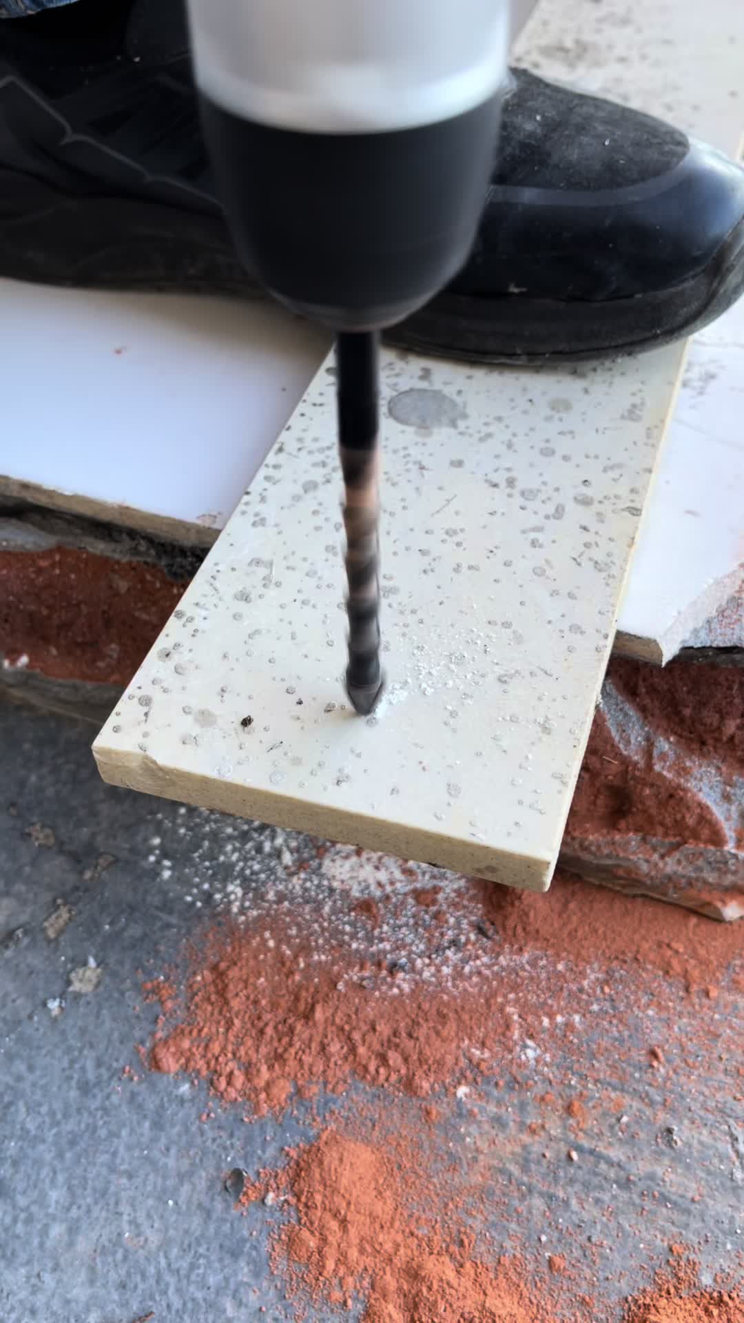 瓷砖墙面打孔后修补方法(瓷砖墙面打孔后修补方法图片) 瓷砖墙面打孔后修补方法(瓷砖墙面打孔后修补方法图片)